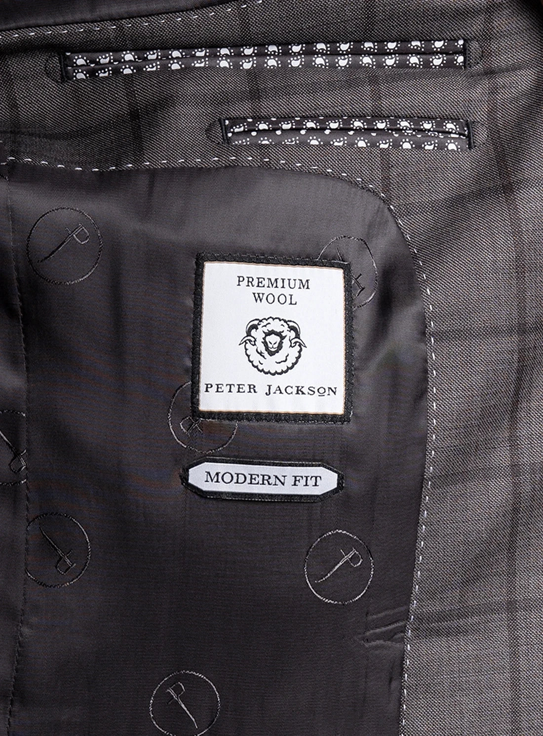 Label on a suit jacket indicating 'Peter Jackson' brand and 'Modern Fit'.