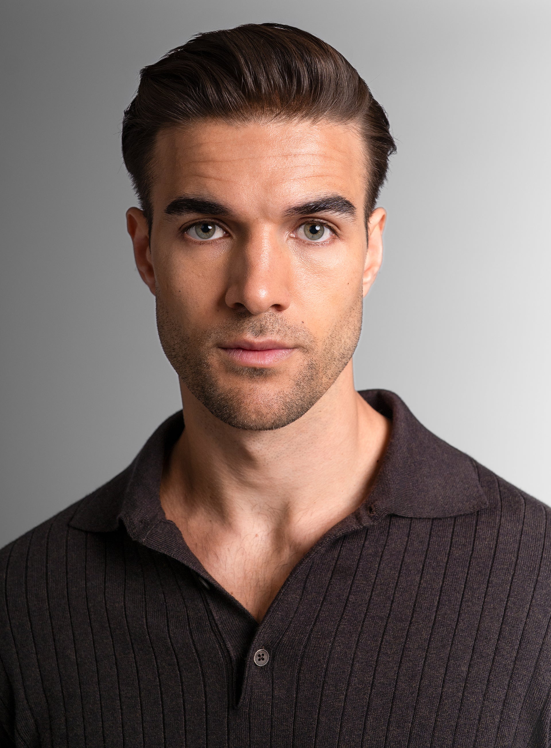 Close-up of a man wearing the Cotton/Cashmere Fine Rib Brown Polo Knit