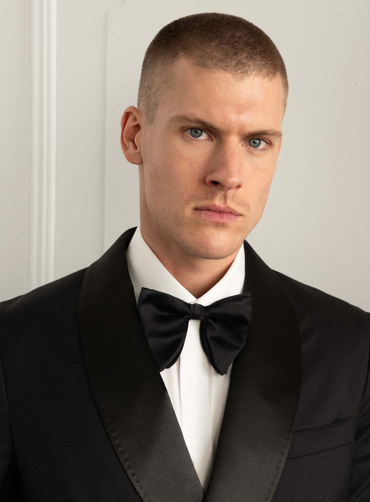 Rossini Black Dinner Jacket - Shawl lapel and upper-body portrait
