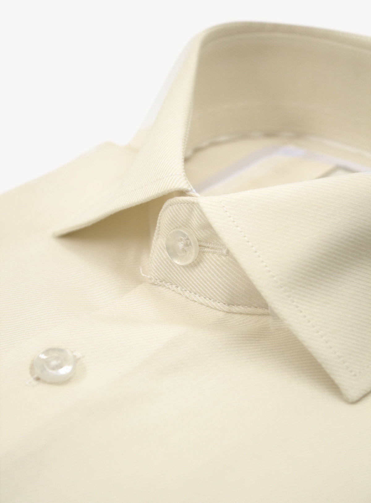 Cutaway collar and upper buttons of the Milan Buttermilk Twill Shirt